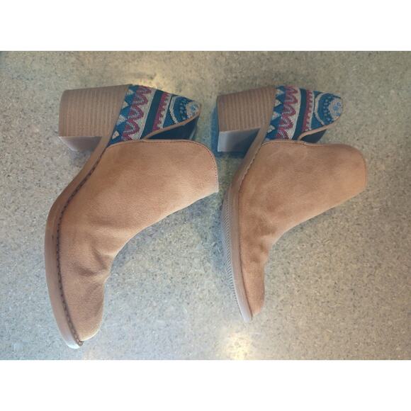 Qupid Tan Suede Booties Southwestern Blanket Heel detail 2.5" Women's Size 8 - Picture 7 of 9